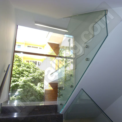 Парапети от стъкло.